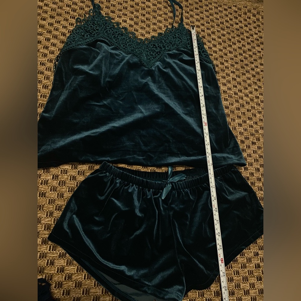 Like Victoria secret 4PIECES velvet emerald pajama